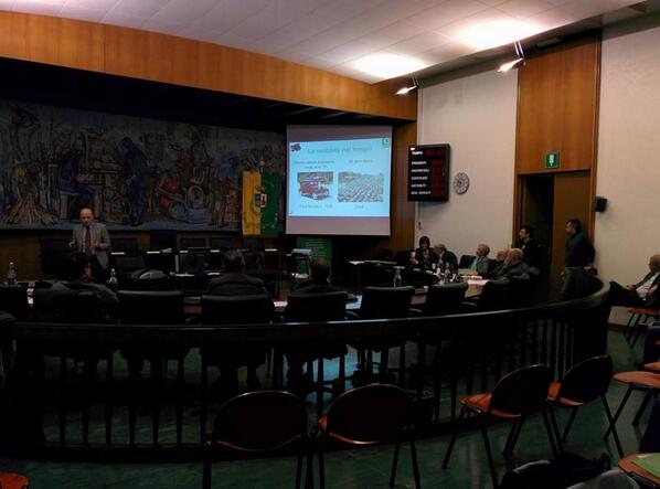 Ecco una foto della sala (c'è il doppio della gente che si vede) #opendalmine http://t.co/O9Fu2bAv1I